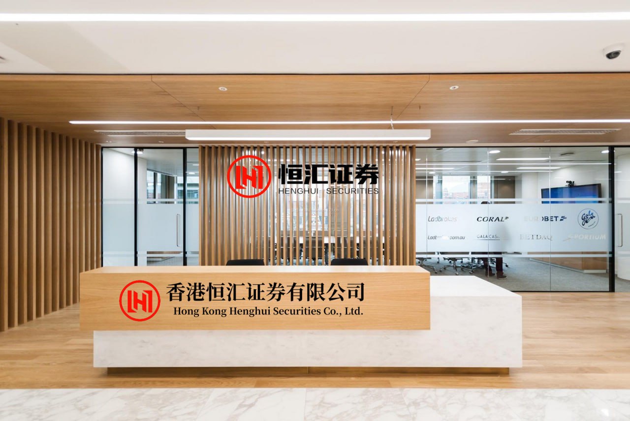 优居配资官网 回顾其貌不扬不争抢，娶两任妻子生三个孩子的王小利，才是人生赢家